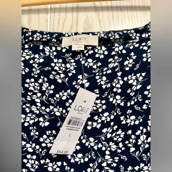 Loft Women's Blouse Large Navy White Floral Smocked Scoop Neck Short Sleeve NWT - Picture 3 of 4